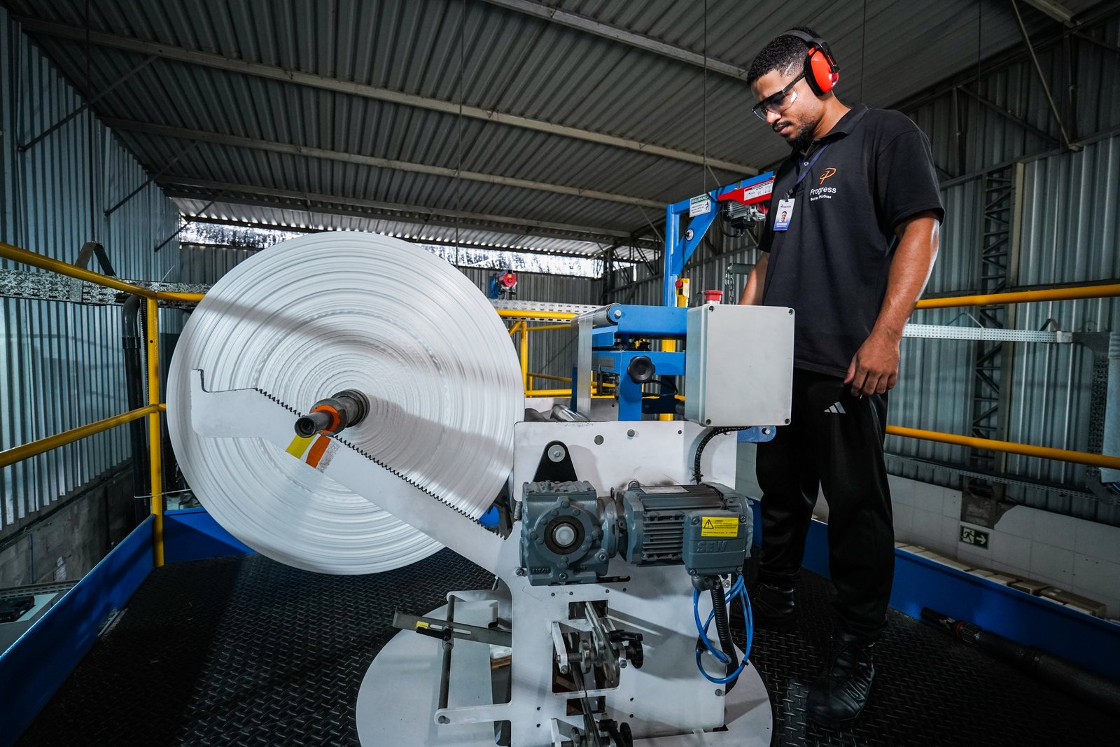Funcionário da Progress manuseando matéria-prima na linha de produção