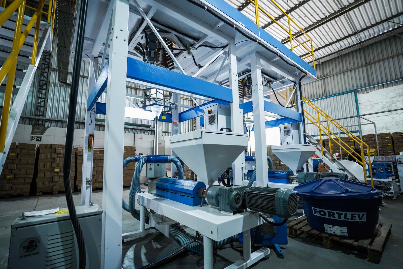 Linha de produção automatizada da Progress com extrusoras e maquinário industrial